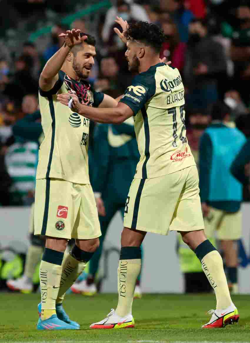 Henry Martín y Bruno Valdez celebrando un gol 