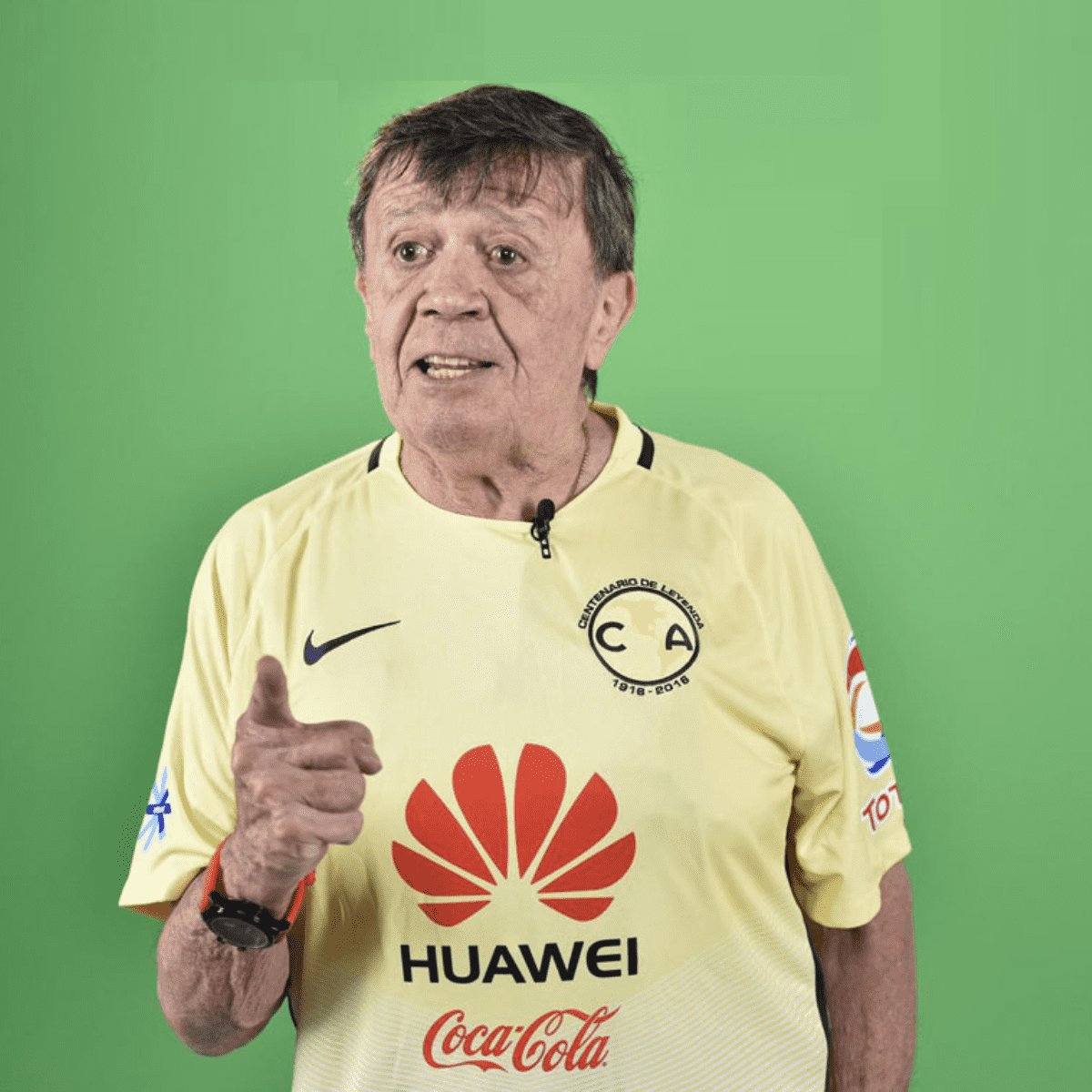 Xavier López posando con la playera del Club América