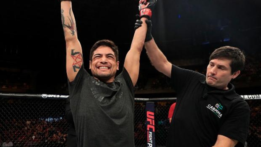 Gabriel Benítez celebrando triunfo tras pelea en la UFC