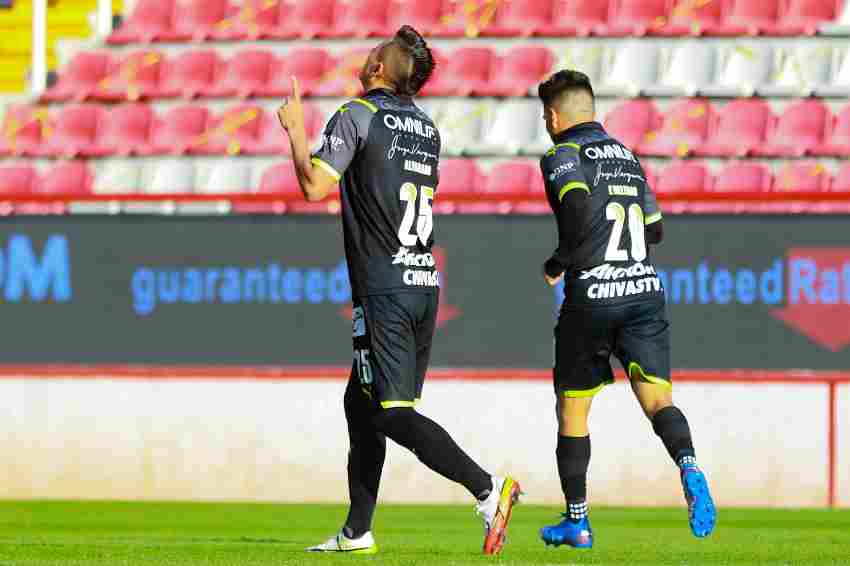 Piojo Alvarado celebrando su primer gol con Chivas 
