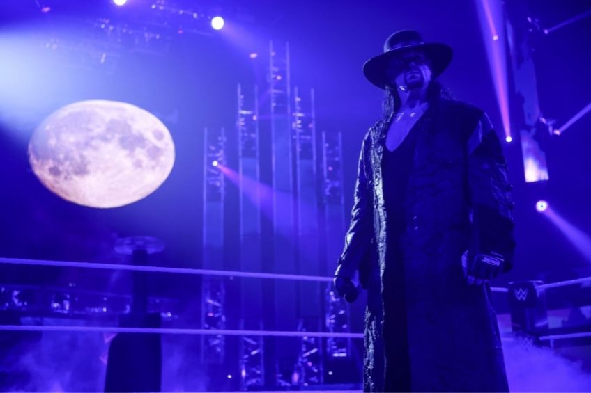 Undertaker haciendo su entrada 