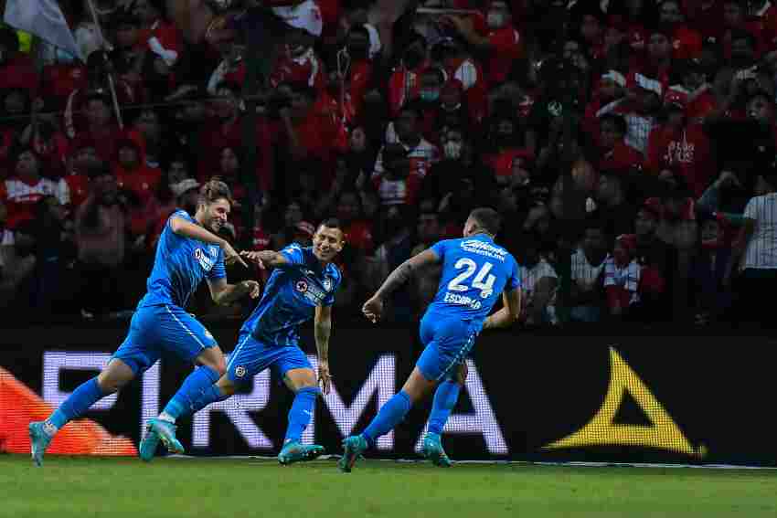 Santiago Giménez celebrando su gol ante Toluca 