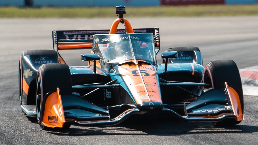 Patricio O'Ward corriendo con McLaren en el GP de San Petersburgo