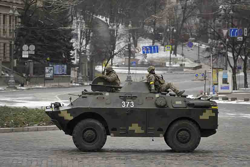 Militares ucranianos viajan sobre un vehículo blindado 