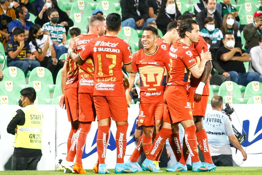 Jugadores de Pumas festejando un gol ante Santos