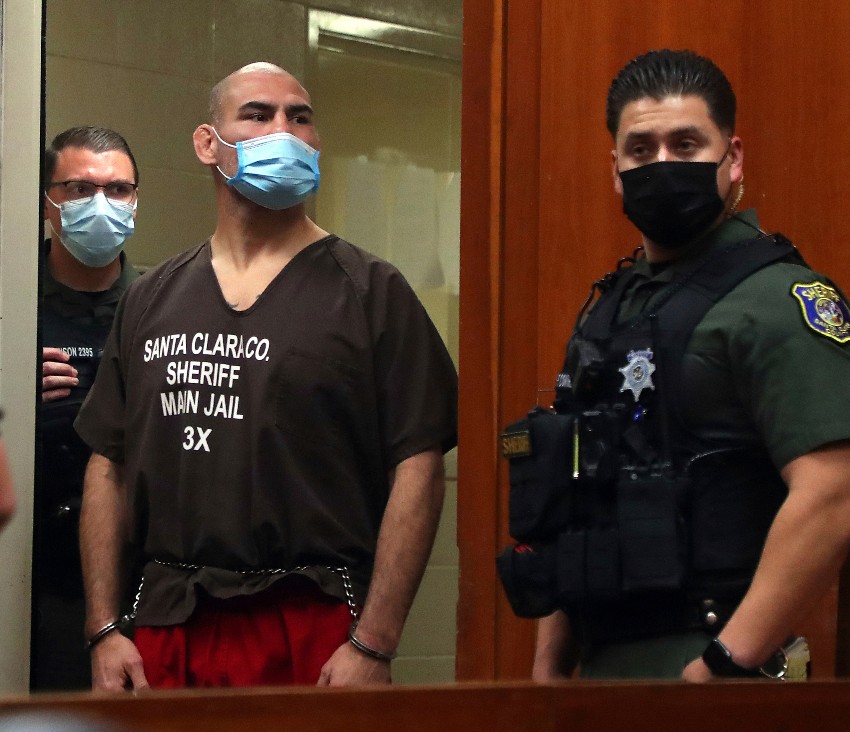 Caín Velásquez tras ser detenido 