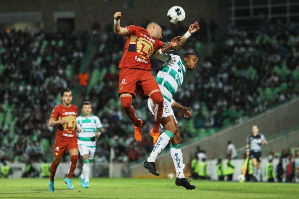 Arturo Ortiz en juego aéreo en el Pumas vs Santos