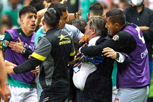 Piojo Herrera separa jugadores dentro del terreno de juego