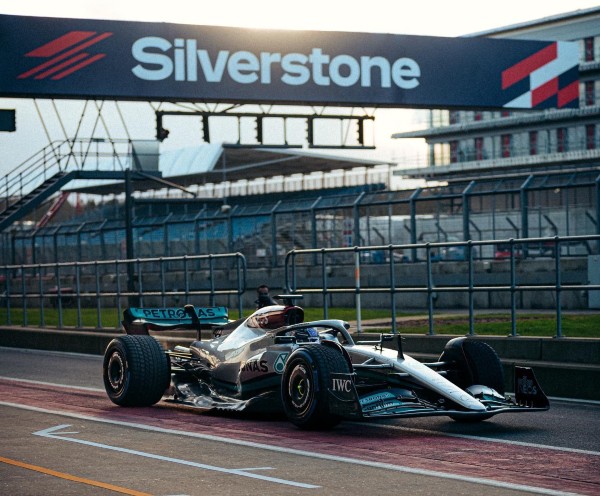 Lewis Hamilton en acción con Mercedes