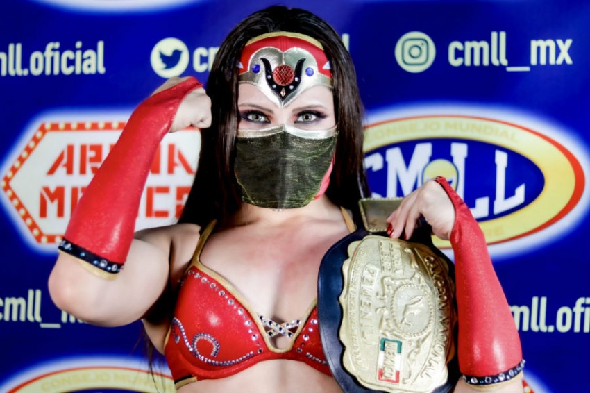 Reyna Isis tras ganar una lucha en CMLL