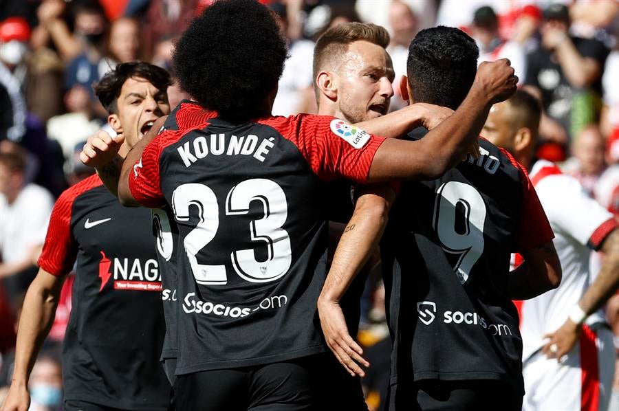 Jugadores del Sevilla festejando un gol