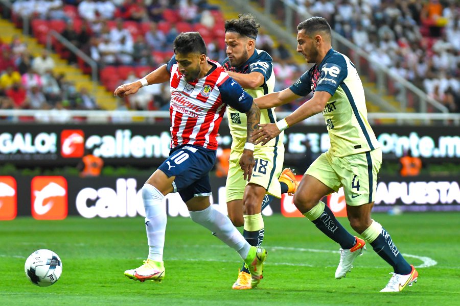 Alexis Vega durante un partido con Chivas
