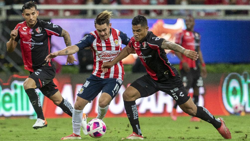 Jesús Angulo jugando con Chivas el Clásico Tapatío ante Atlas en Liga MX