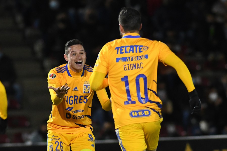 Gignac y Thauvin festejando un gol con Tigres