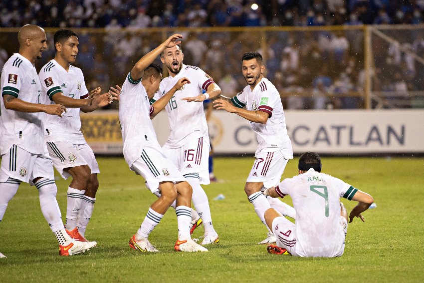 Jugadores de la Selección Mexicana celebrando un gol a favor