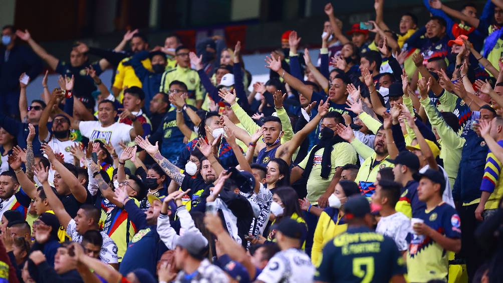 Porra del América apoyando al equipo en el Estadio Azteca 
