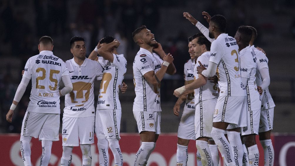 Jugadores de Pumas celebrando triunfo en partido de Concachampions