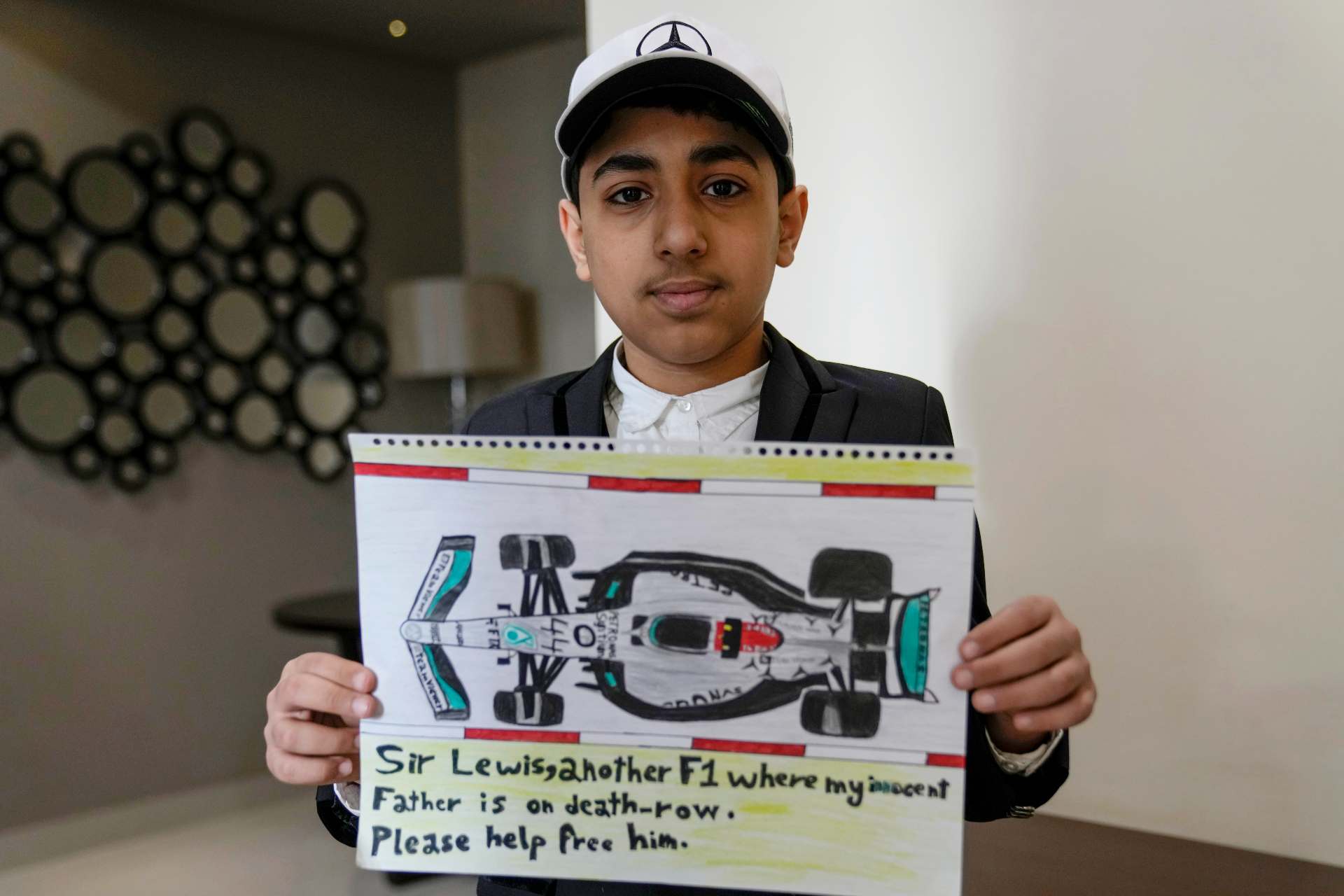 Ahmed dibujó el auto de Mercedes con el número 44 de Lewis Hamilton