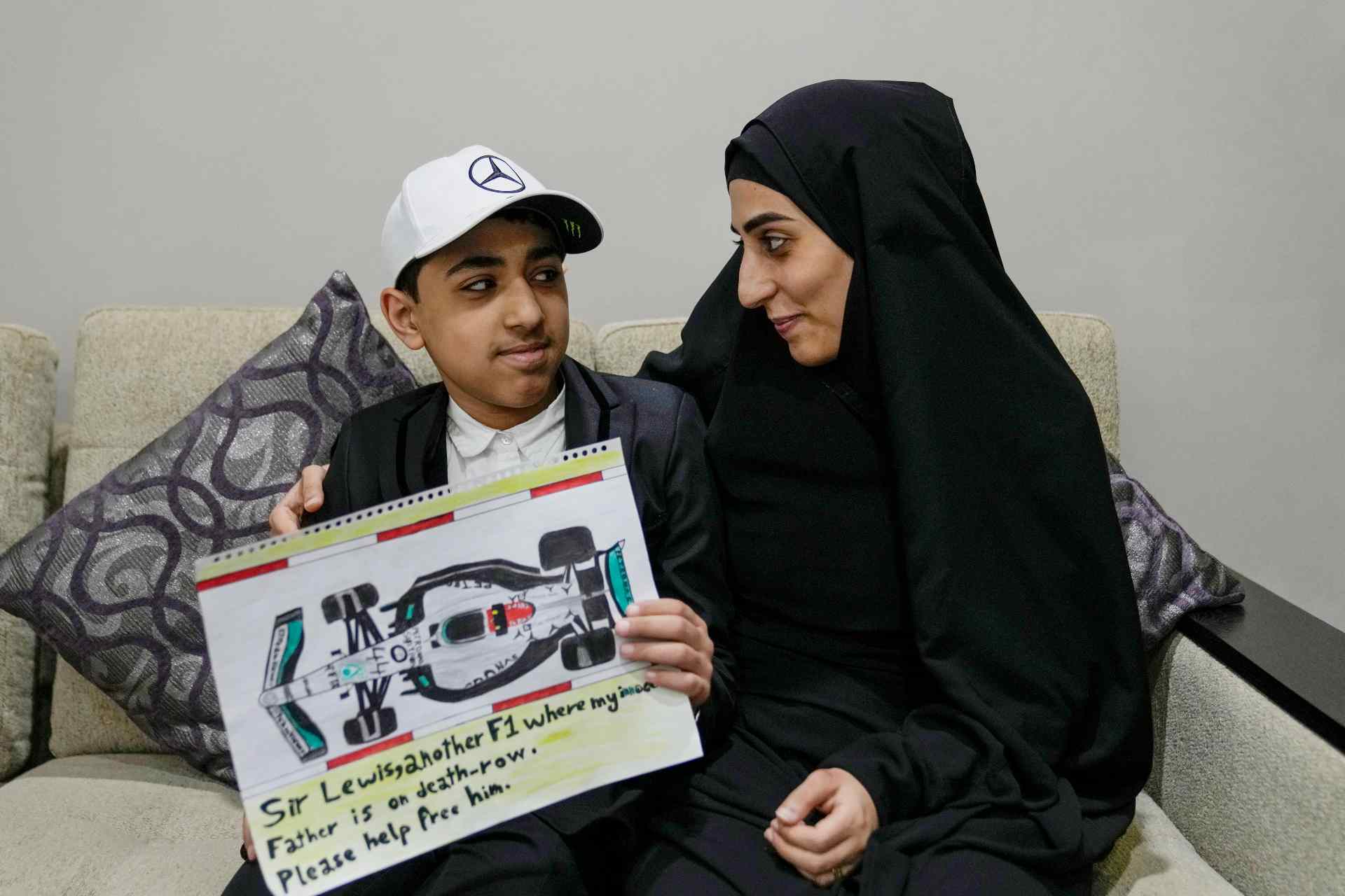 Ahmed junto a su mamá Zainab Ebrahim con el dibujo de Lewis Hamilton