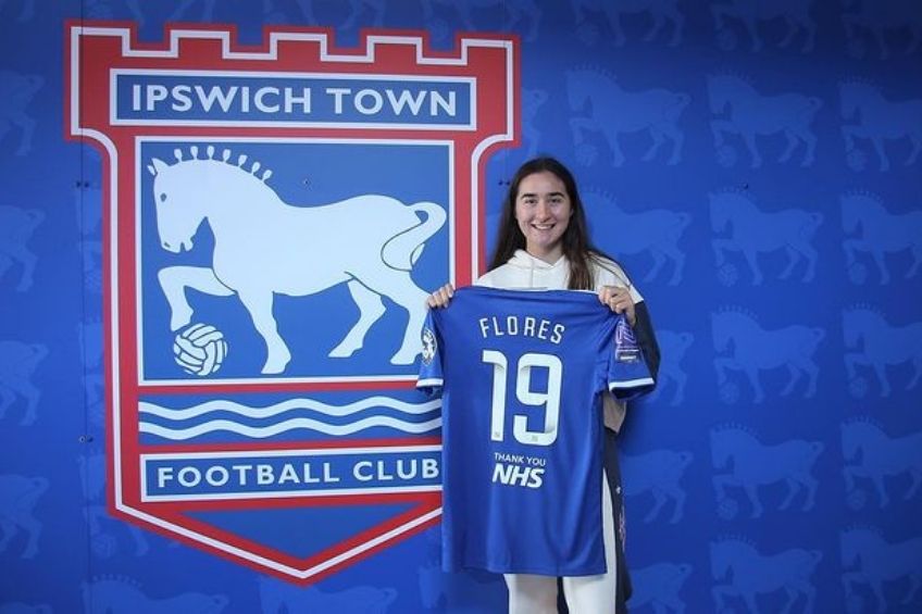 Silvana Flores fue presentada con el Ipswich Town