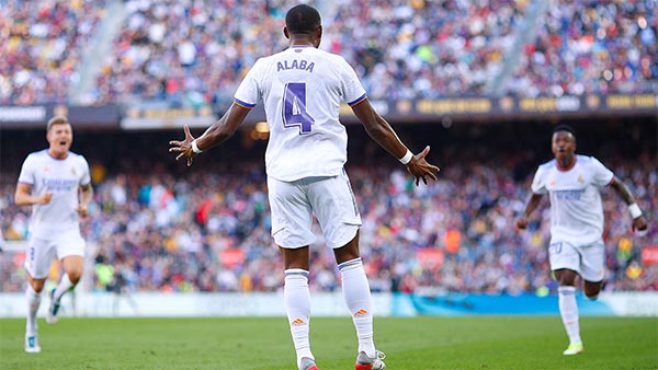 Jugadores de Real Madrid festejan un gol