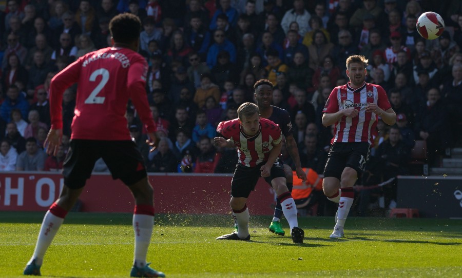 Defensas del Southampton no pueden detener gol del City
