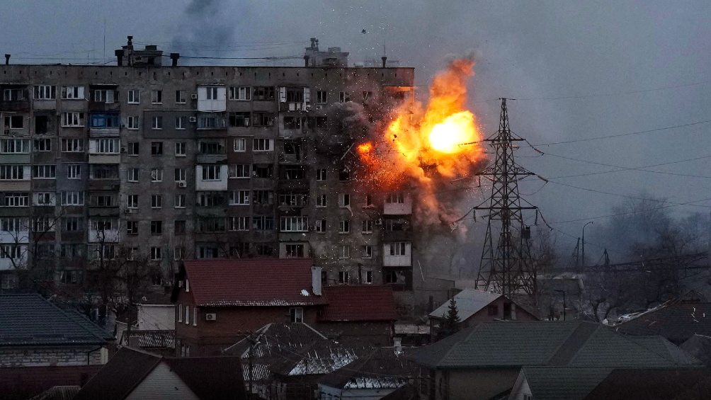 La ciudad de Mariupol (Ucrania) siendo atacada por el ejército ruso