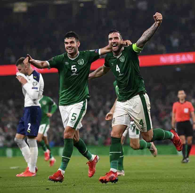 Selección de Irlanda festejando un gol 