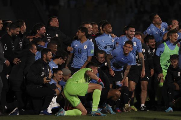 Uruguay festeja clasificar al Mundial 2022 