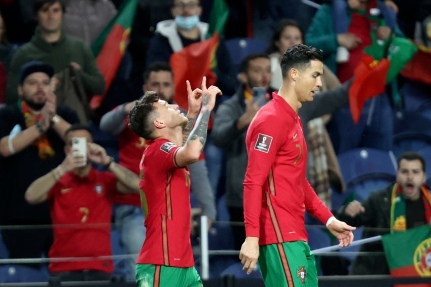 Cristiano Ronaldo y Otávio festejando un gol a favor