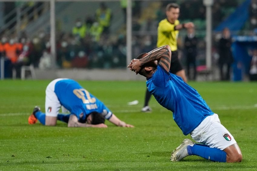 Jugadores de Italia lamentando la derrota