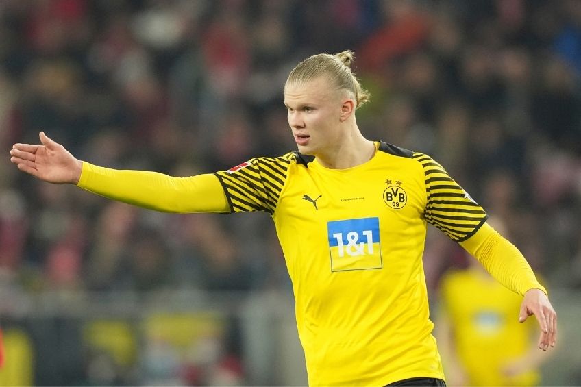 Erling Haaland jugando con el Borussia Dortmund