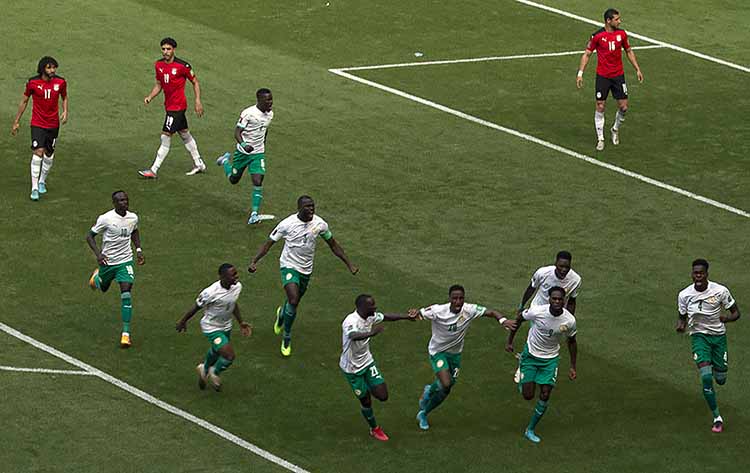 Jugadores de Senegal festejando un gol 