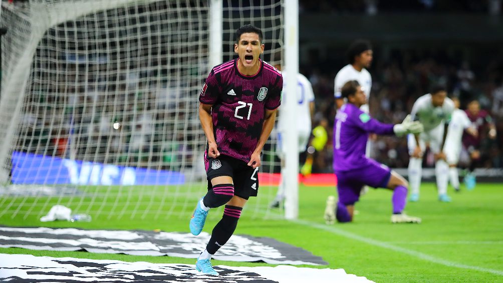 Uriel Antuna festejando gol con la Selección Mexicana ante El Salvador