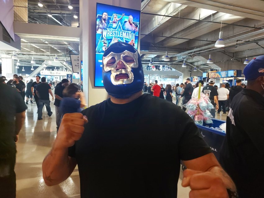 Aficionado con la máscara de Blue Demon en WrestleMania 38