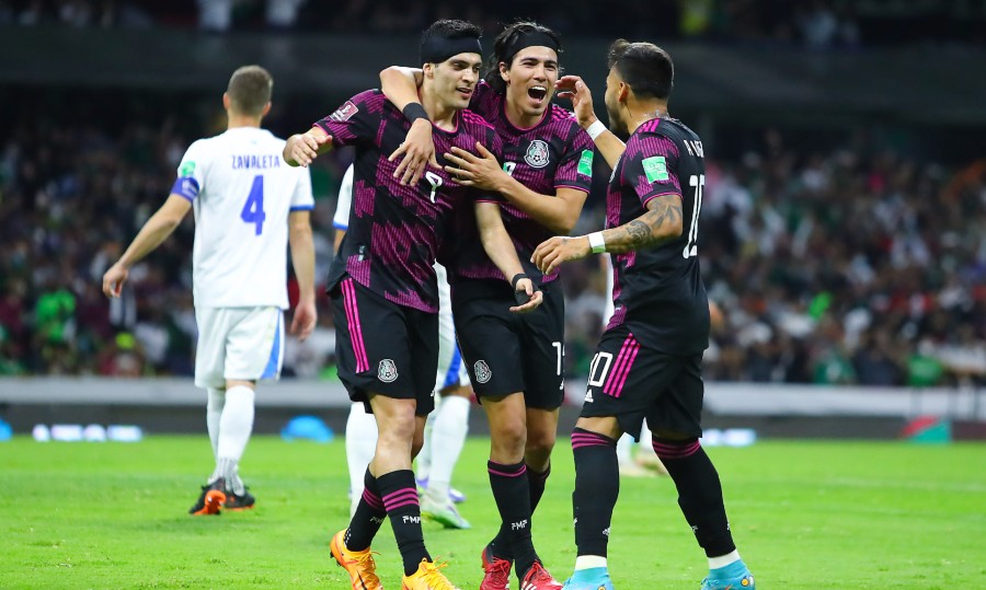 Mexicanos celebran gol de Raúl Jiménez