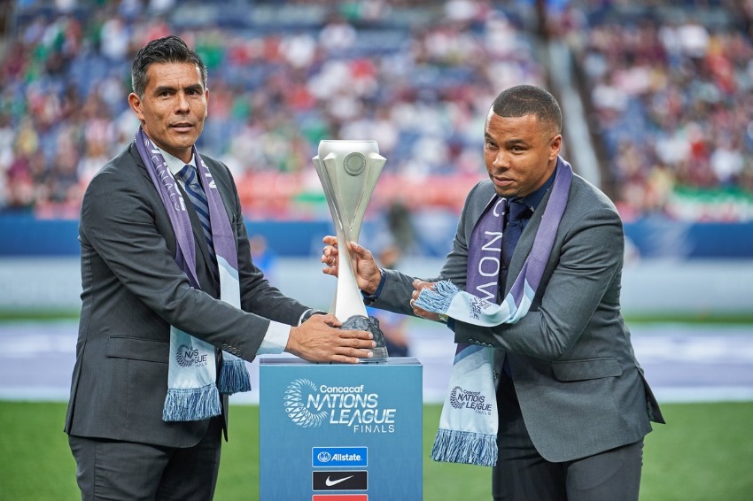 Oswaldo y Davies entregando el trofeo de la Nations League 