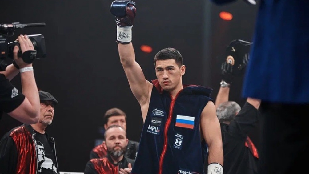 Dmitry Bivol festejando triunfo de box