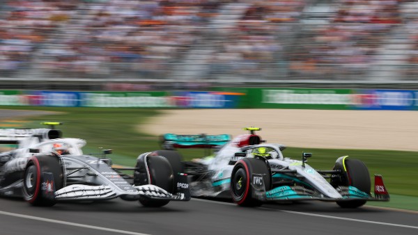 Lewis Hamilton en acción previo al GP de Australia