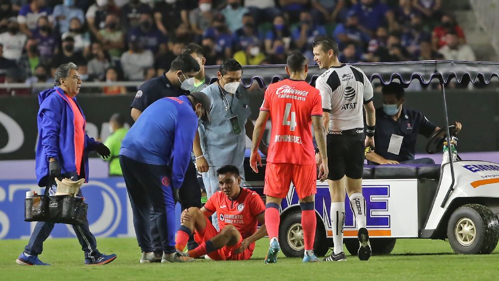 Carlos Rodríguez lesionado tras recibir falta de Jefferson Intriago