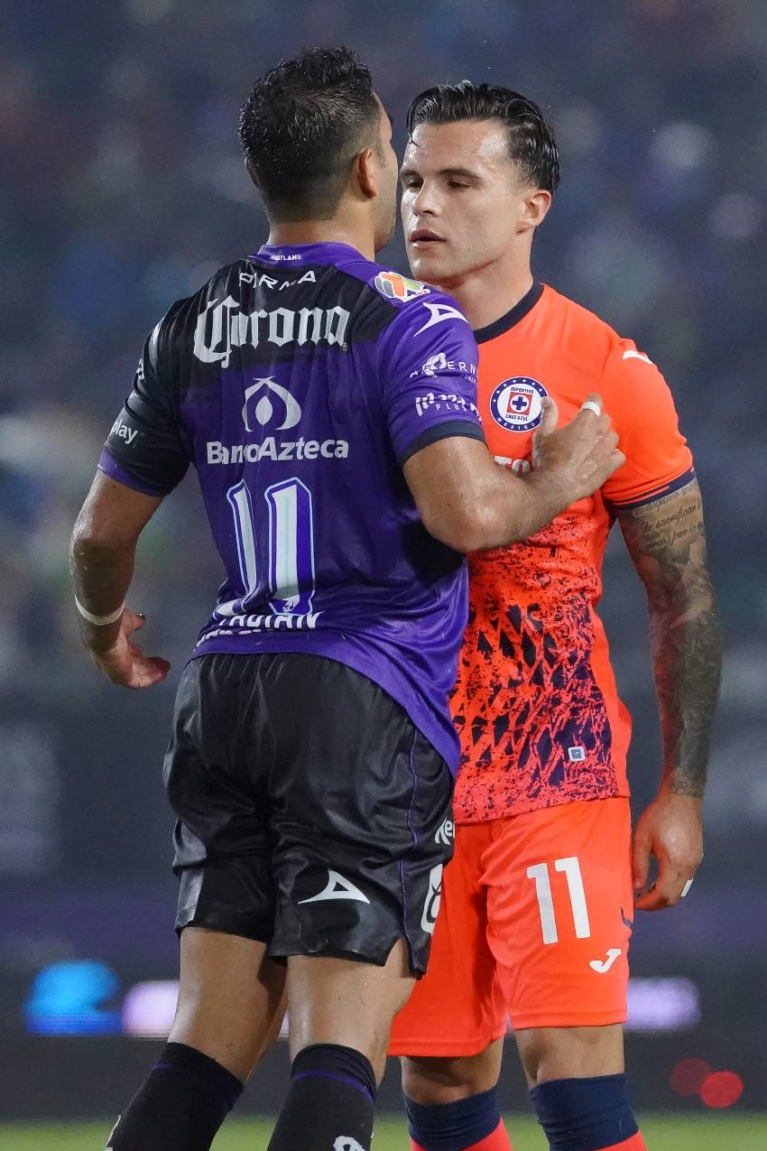 Marco Fabián vs Christian Tabó en el duelo de Mazatlán-Cruz Azul