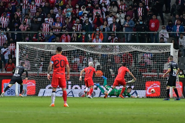 Raúl Gudiño recibe gol de Leo Fernández de Toluca