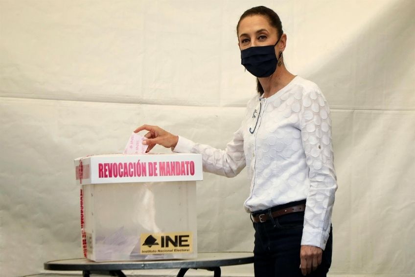 Claudia Sheinbaum depositando su voto en las urnas