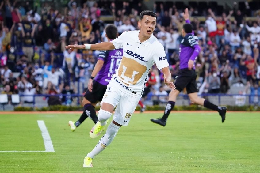 Jorge Ruvalcaba festejando un gol