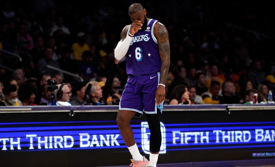 El basquetbolista se lamenta en juego de Lakers