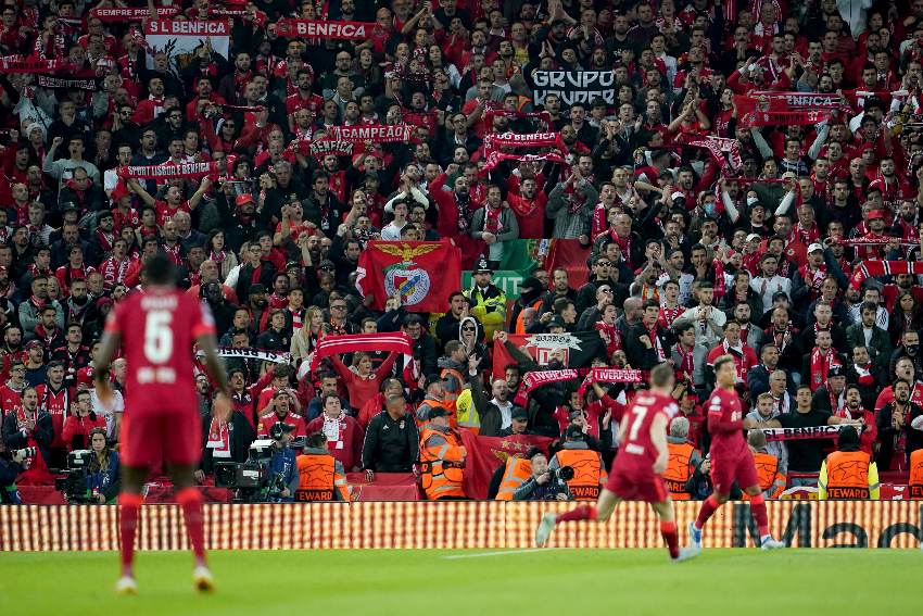 Afición del Liverpool celebrando el pase a las Semifinales 