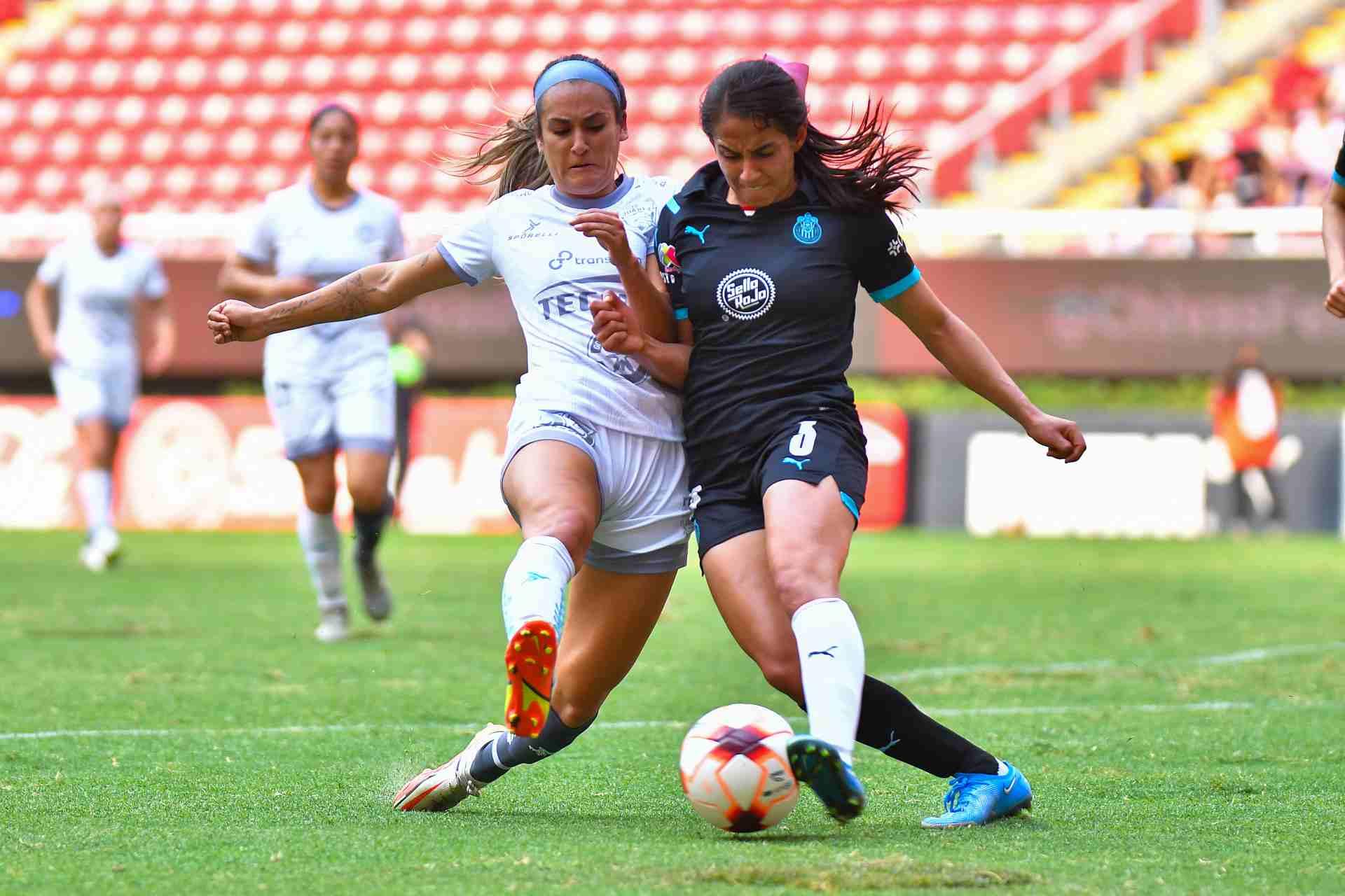 Chivas Femenil jugando partido ante FC Juárez en el Estadio Akron