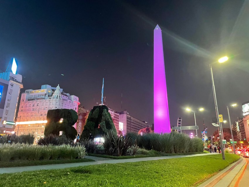 Obelisco de Buenos Aires se encendió morado por 9z Team