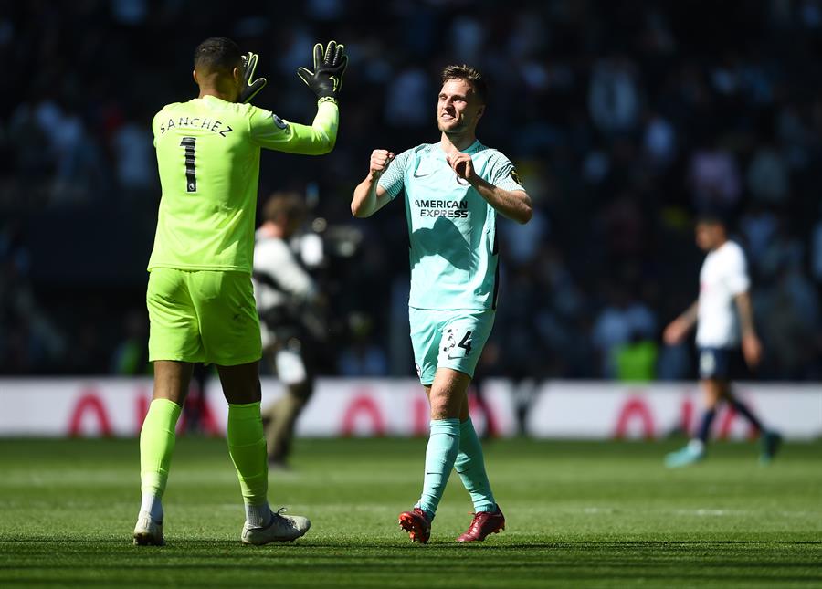 Jugadores del Brighton festejan gol vs Tottenham