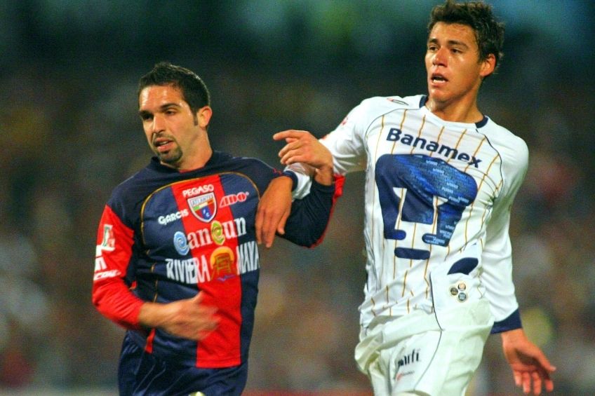 Héctor Moreno en un partido con Pumas
